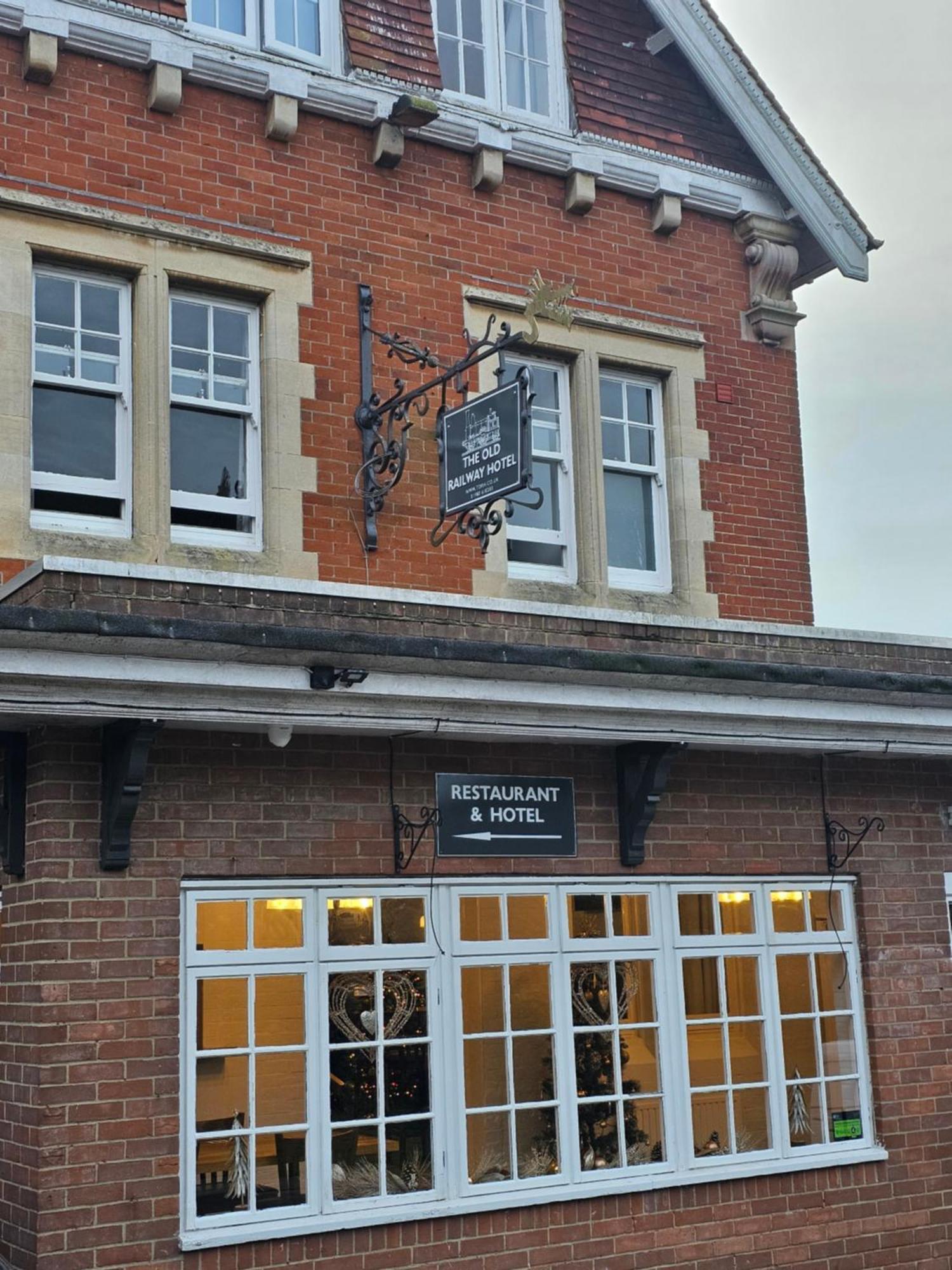 The Old Railway Hotel Porton Esterno foto